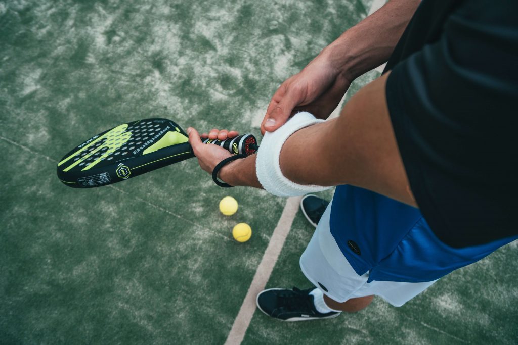 Padelspeler met Bullpadel racket en ballen op de baan