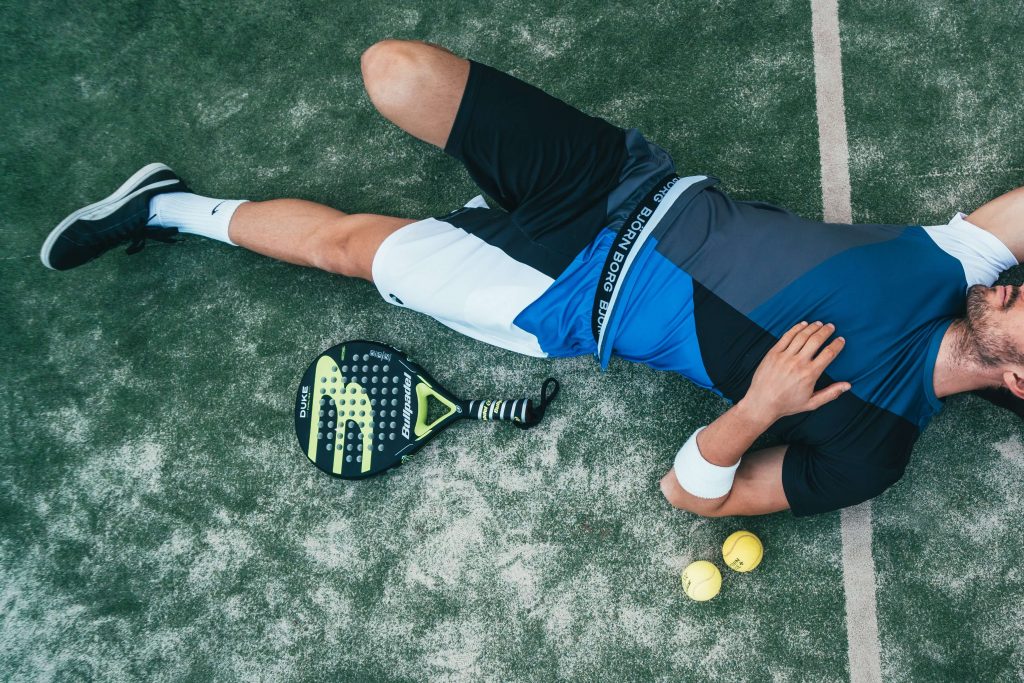Padelspeler op de baan met Bullpadel racket en ballen