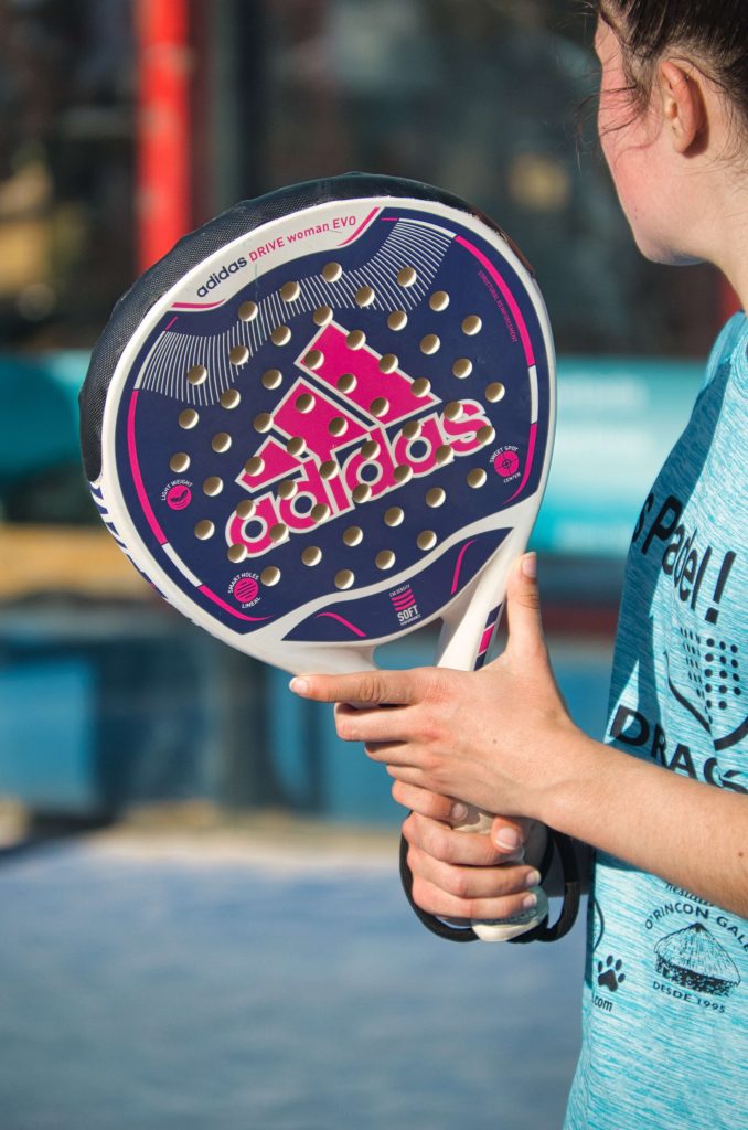 Speelster met adidas Drive Woman padelracket op de baan