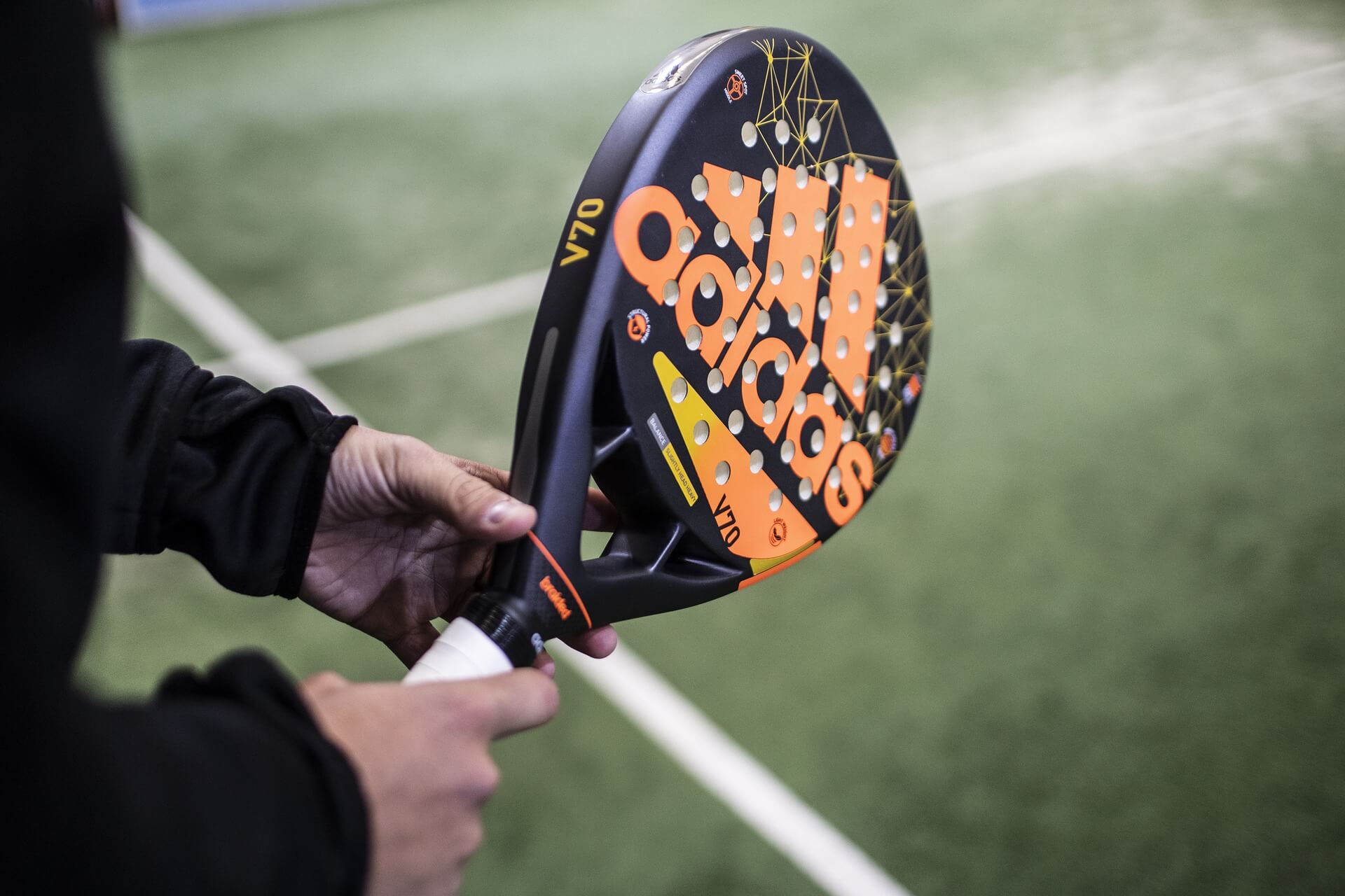 adidas padelracket in close-up op een indoorbaan